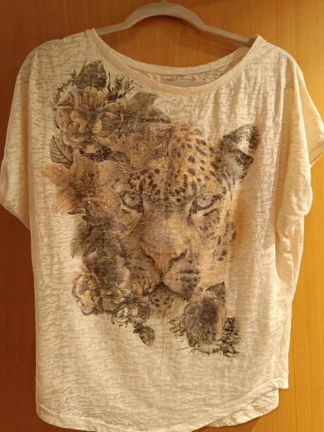 Camiseta con estampado de leopardo y flores
