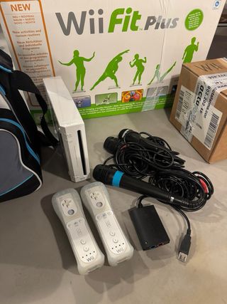 Nintendo Wii 
Wii Fit Plus + Accesorios