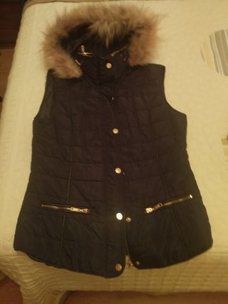 Chaleco impermeable con capucha y pelo