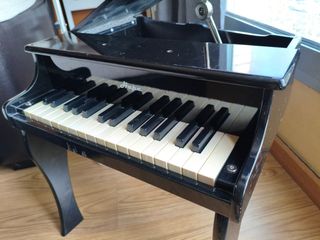 Piano de cola negro