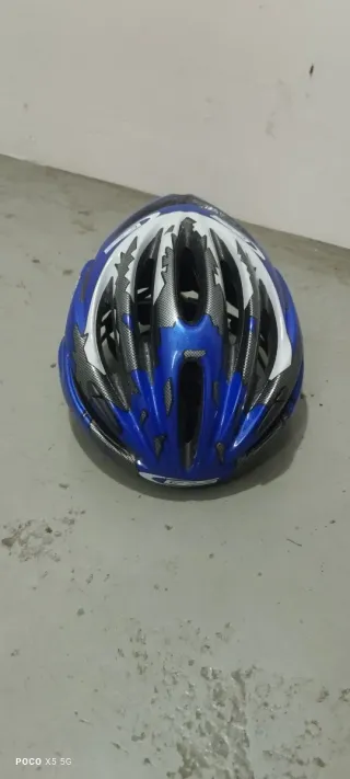 Casco de bici azul y negro