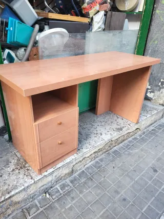 Mesa de escritorio de madera marrón