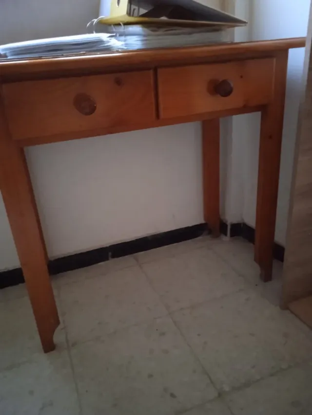 Escritorio de madera con cajones