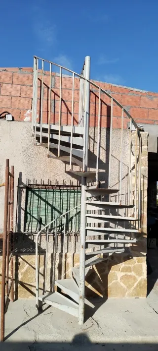 Escalera de caracol metálica exterior