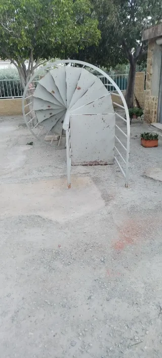 Escalera de caracol metálica exterior