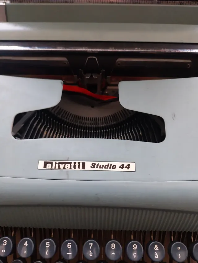 Macchina da scrivere Olivetti Studio 44