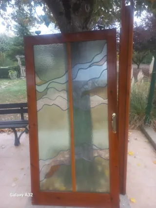Puerta corredera de madera con cristal