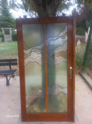 Puerta corredera de madera con cristal