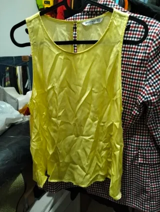 Camiseta Stradivarius sin mangas amarilla Talla S