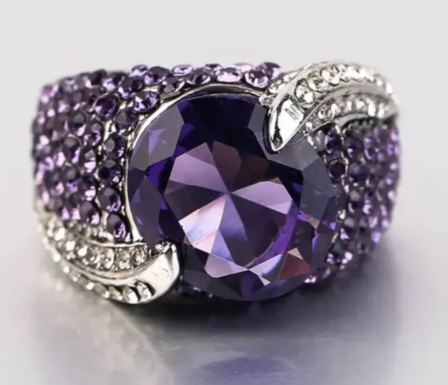Anel moderno com pedras roxas e prata