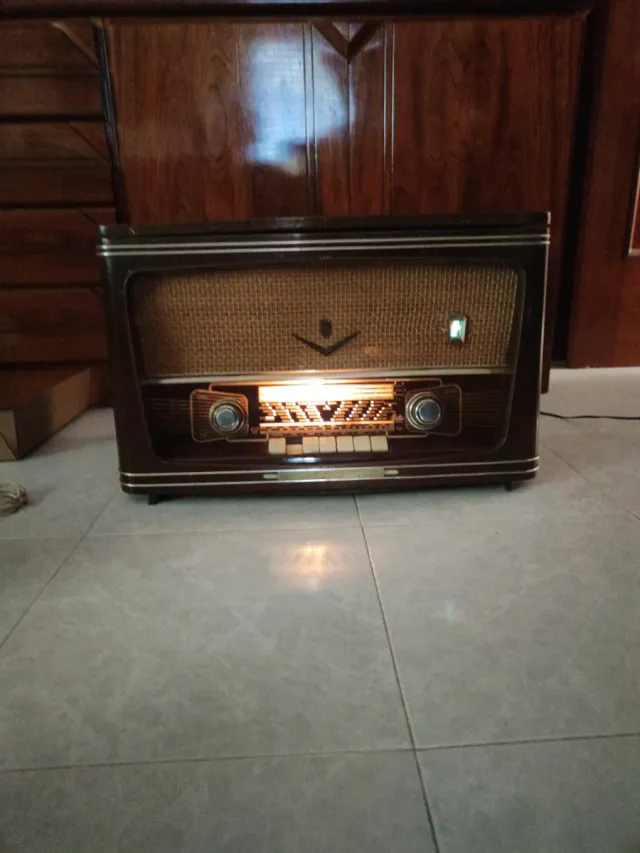 Radiogramola Iberia  de 1960 con  tocadiscos.