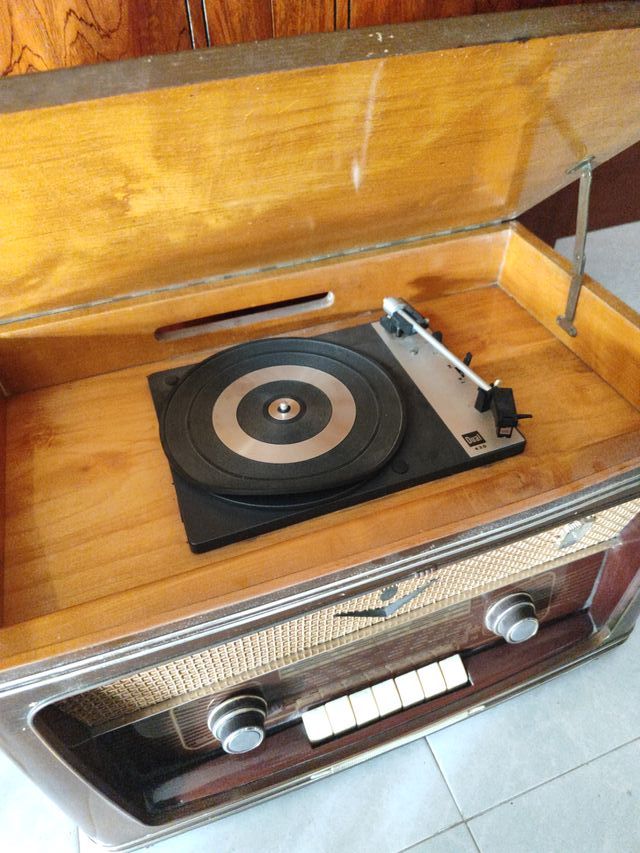 Radiogramola Iberia  de 1960 con  tocadiscos.