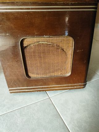 Radiogramola Iberia  de 1960 con  tocadiscos.