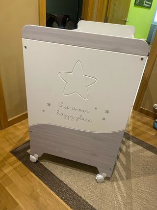Cuna de bebé con estrellas de la marca micuna