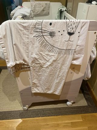 Cuna de bebé con estrellas de la marca micuna