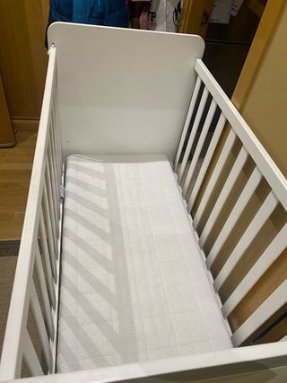 Cuna de bebé con estrellas de la marca micuna