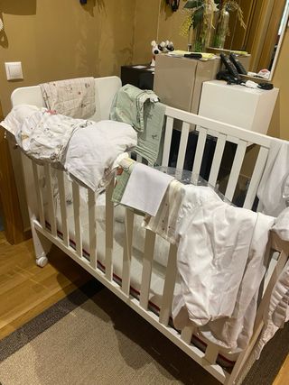 Cuna de bebé con estrellas de la marca micuna