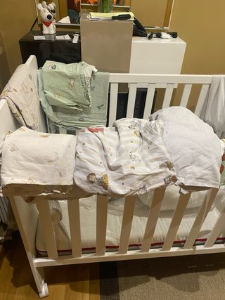 Cuna de bebé con estrellas de la marca micuna