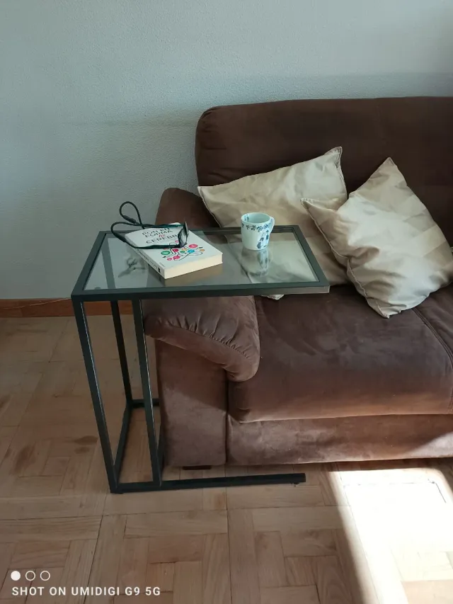 Mesa auxiliar en metal y vidrio