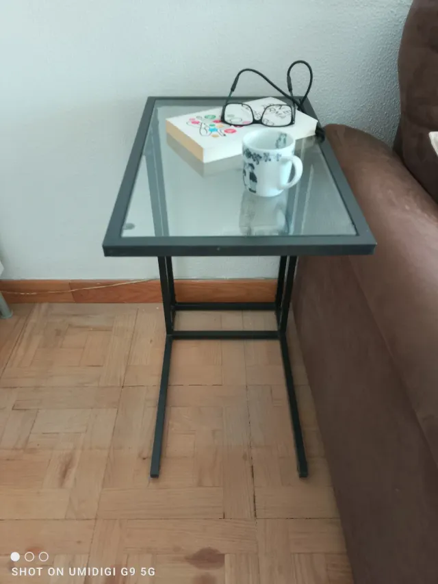 Mesa auxiliar en metal y vidrio