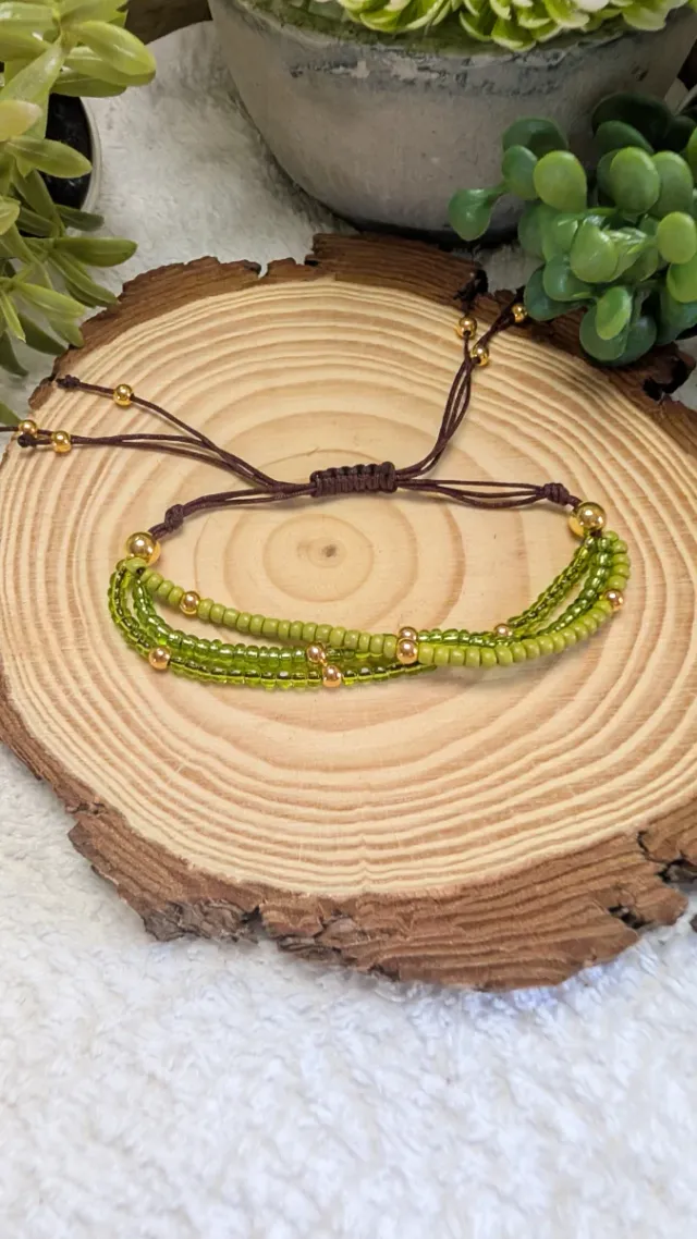 Pulsera de cuentas verde con detalles dorados