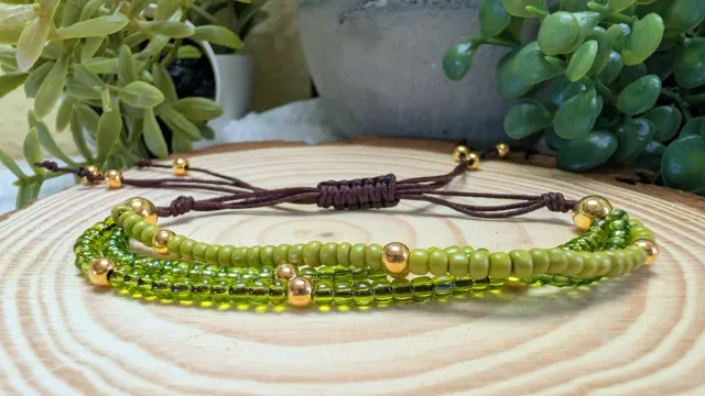 Pulsera de cuentas verde con detalles dorados