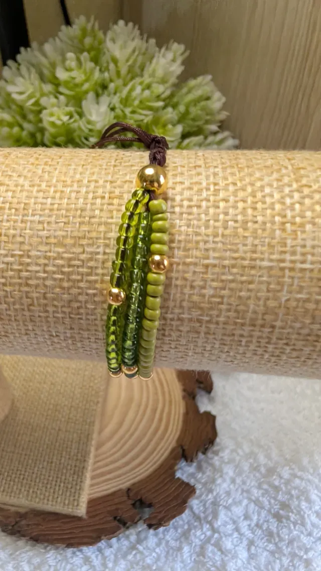 Pulsera de cuentas verde con detalles dorados