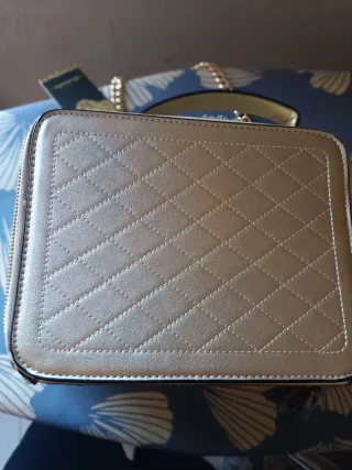 Bolso dorado tipo maletín