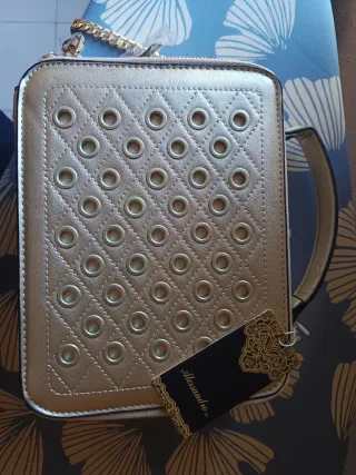 Bolso dorado tipo maletín