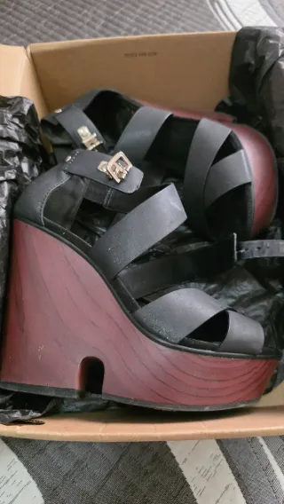 Plataformas Mango Negras y Rojas