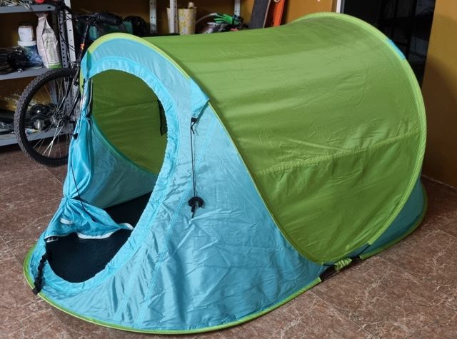 Tienda de campaña pop-up verde y azul