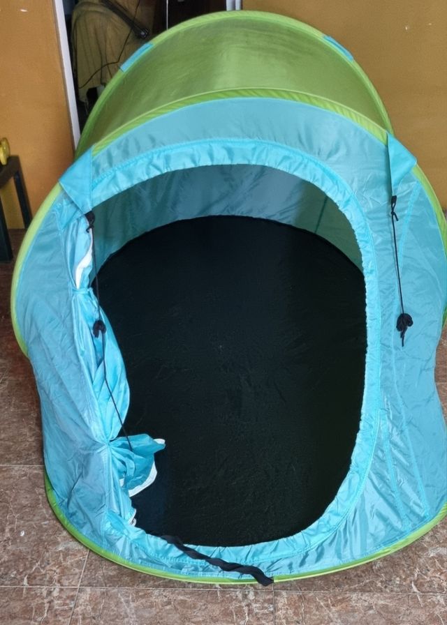 Tienda de campaña pop-up verde y azul