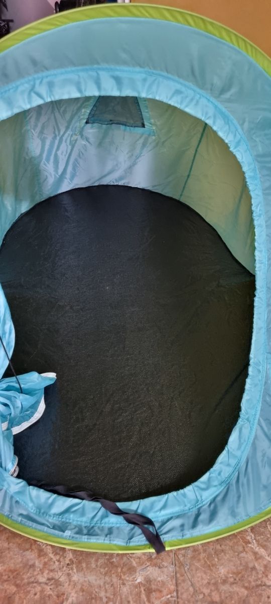 Tienda de campaña pop-up verde y azul