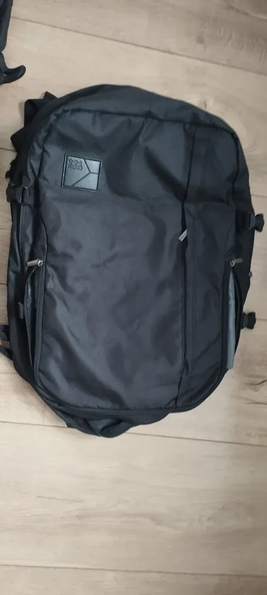 Mochila de viaje negra y beige