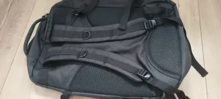 Mochila de viaje negra y beige