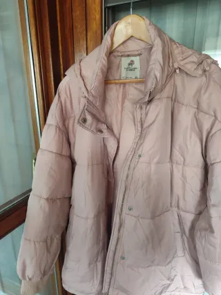 Cazadora acolchada rosa Stradivarius da talla