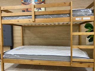 Litera de madera con colchones