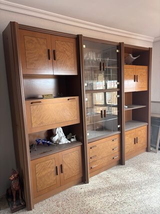 Mueble madera cristalera