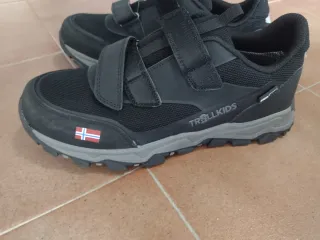 Zapatillas Nike Jordan y botas Trollkids