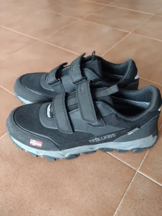 Zapatillas Nike Jordan y botas Trollkids