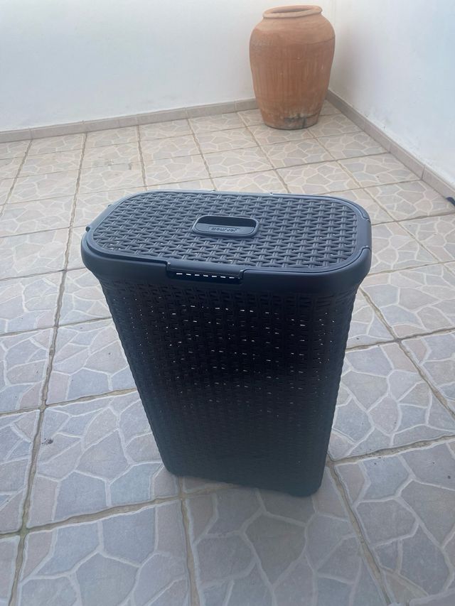 Cubo de ropa gris de plástico