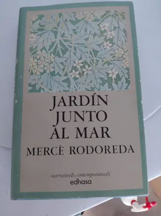 Jardín junto al mar