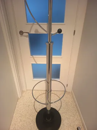 Perchero de pie moderno