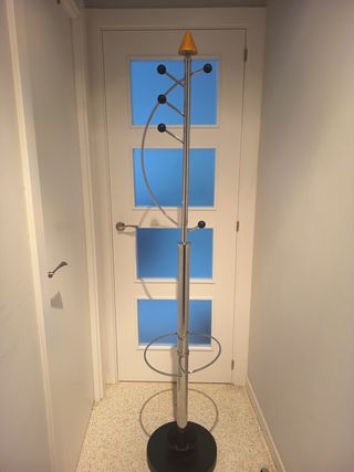 Perchero de pie moderno