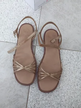 Sandalias doradas Zara Talla 36