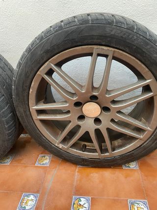 4 ruedas con llantas de Audi