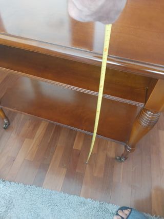 Mesa auxiliar de madera con ruedas
