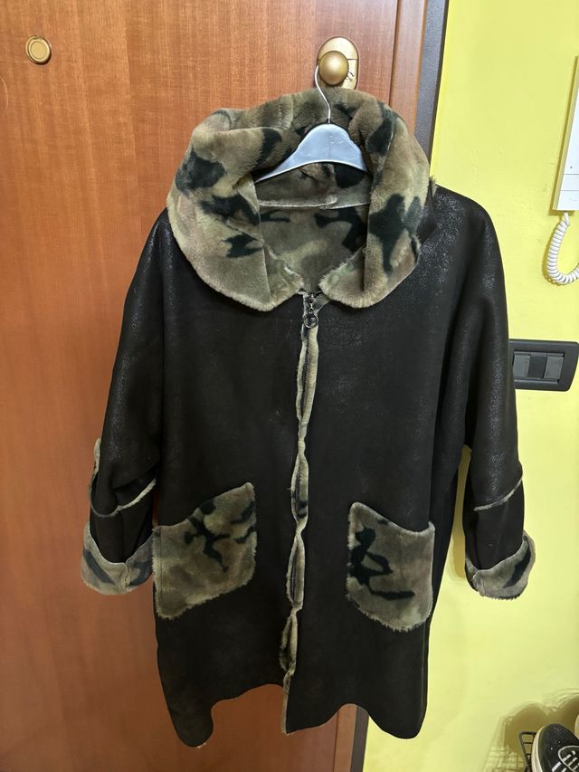 Cappotto ecopelliccia camouflage, vestibilità over