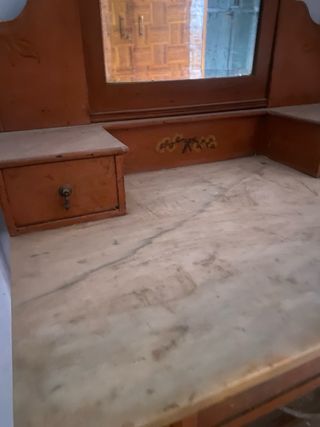 Antiguo tocador de madera y mármol auténtico