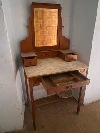 Antiguo tocador de madera y mármol auténtico